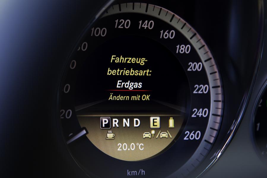  Mercedes-Benz E200 NGT 2011 года  (фото 5 из 16)